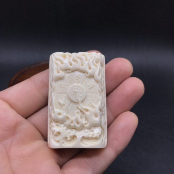 猛犸象牙红皮巧雕大势至菩萨牌子 - 图片 2