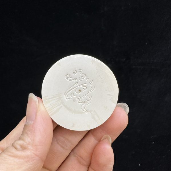 猛犸象牙雕刻齐天大圣圆牌挂件 — 精美工艺，独一无二的艺术品 - 图片 2