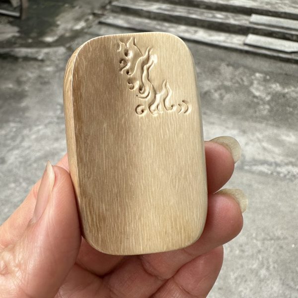 稀有双色猛犸象牙一念之间牌吊坠 佛相与魔相雕刻 双色材质 精美工艺 - 图片 2