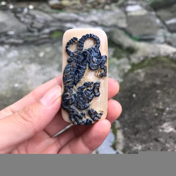 猛犸象牙蓝皮巧雕皮雕下山虎牌子 - 图片 2