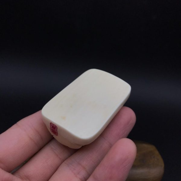 王金亮大师白皮猛犸象牙持莲观音牌子挂件 - 图片 2