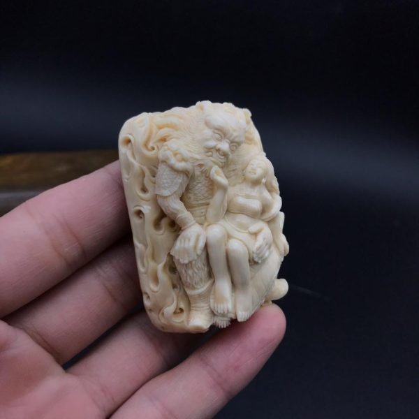 王金亮大师雕刻猛犸象牙牛魔王抱美女牌子挂件 - 图片 2