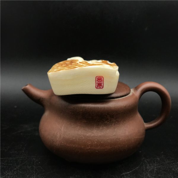 王金亮大师雕刻猛犸象牙黄金皮巧雕一心向佛牌子挂件 - 图片 3