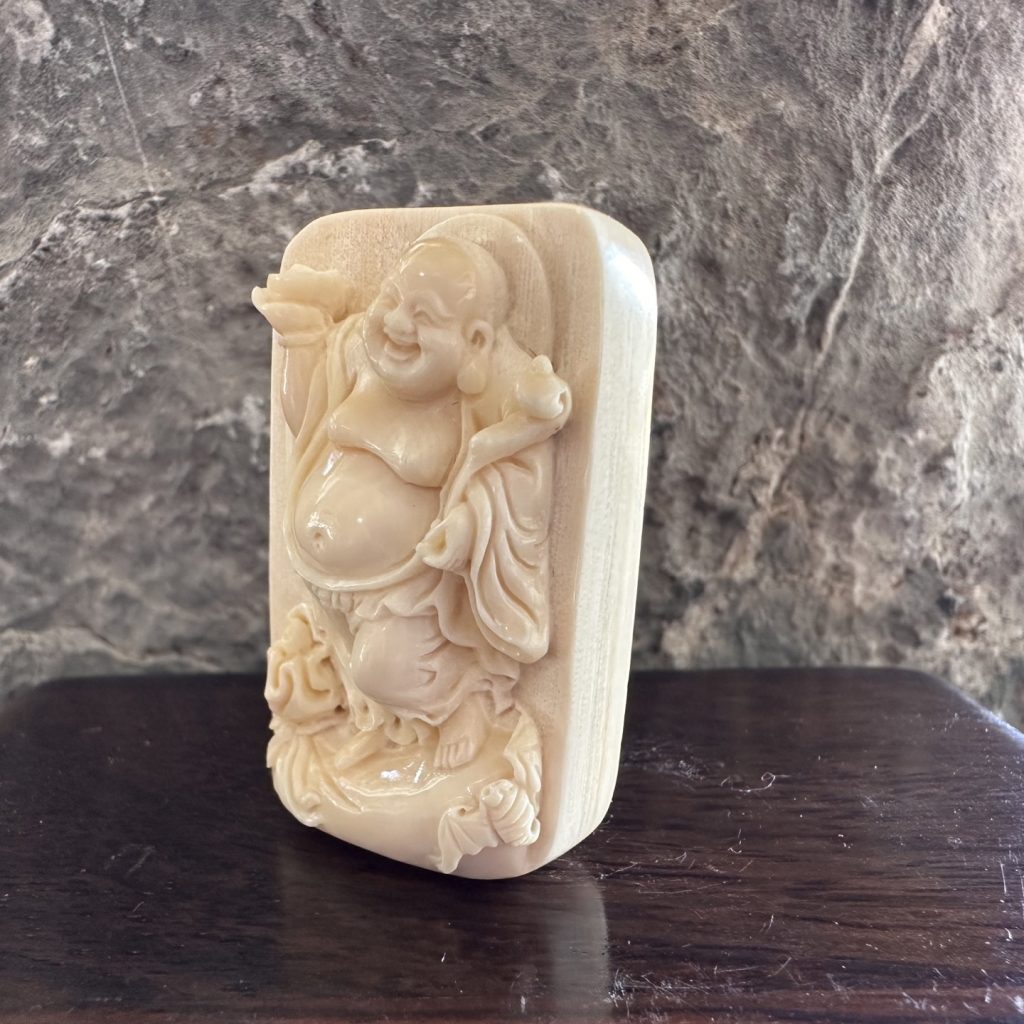 猛犸象牙【如意弥勒佛】挂件——匠心雕琢,红皮臻品,招财纳福之选