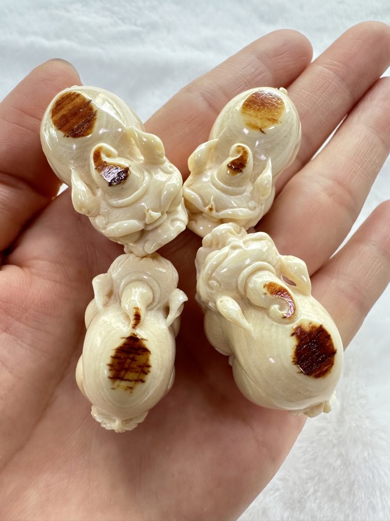 猛犸象牙招财貔貅小吊坠：天然原色，寓意财运亨通