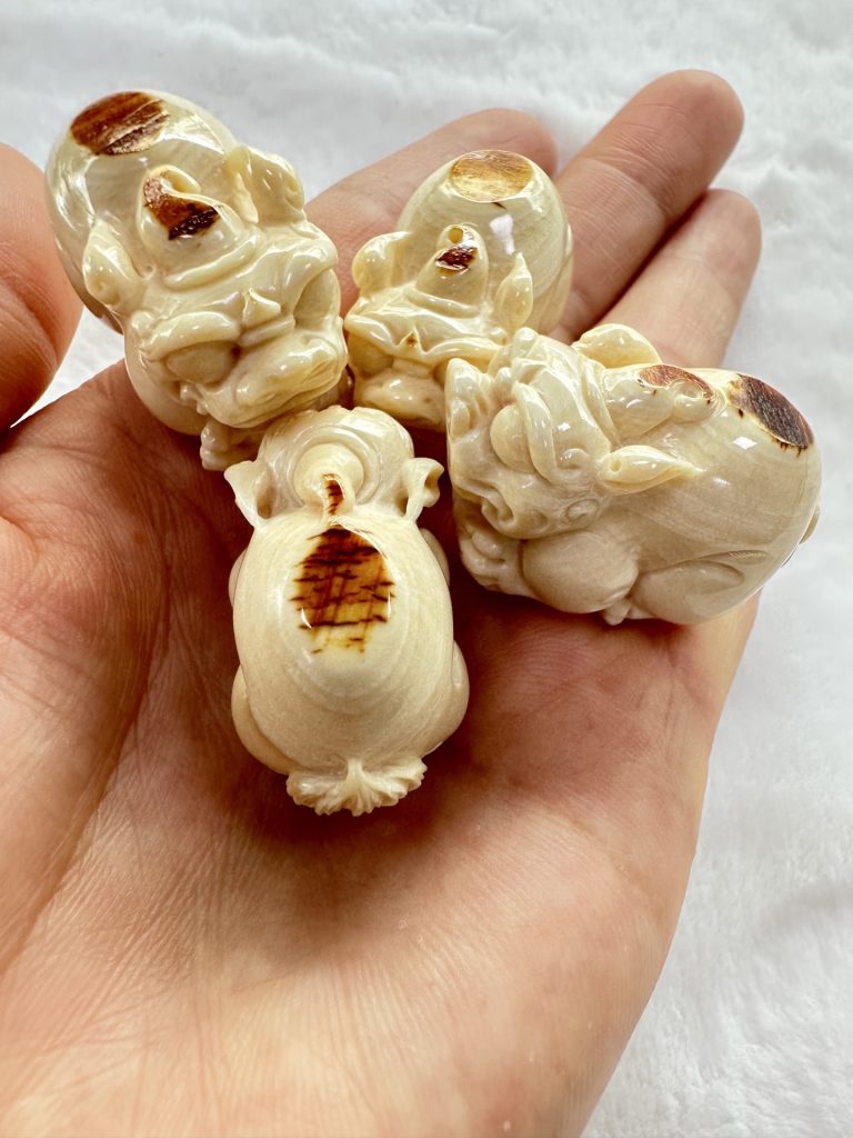 猛犸象牙招财貔貅小吊坠：天然原色，寓意财运亨通
