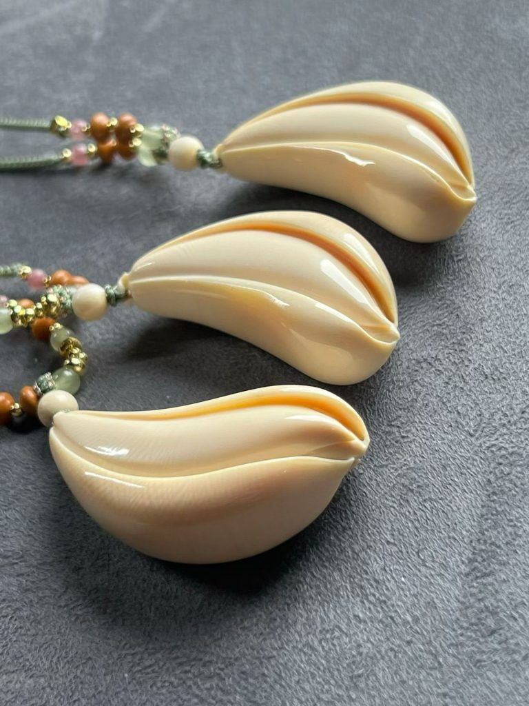 猛犸象牙兰花吊坠值不值得入手?从材质到寓意一次说清