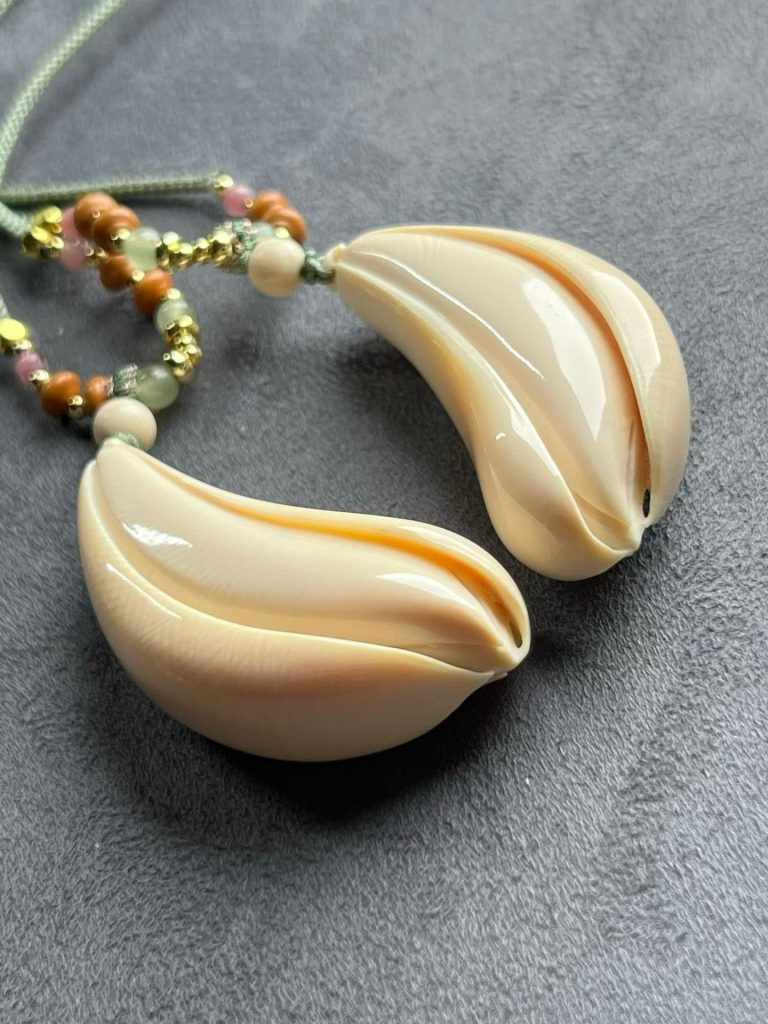 猛犸象牙兰花吊坠值不值得入手?从材质到寓意一次说清