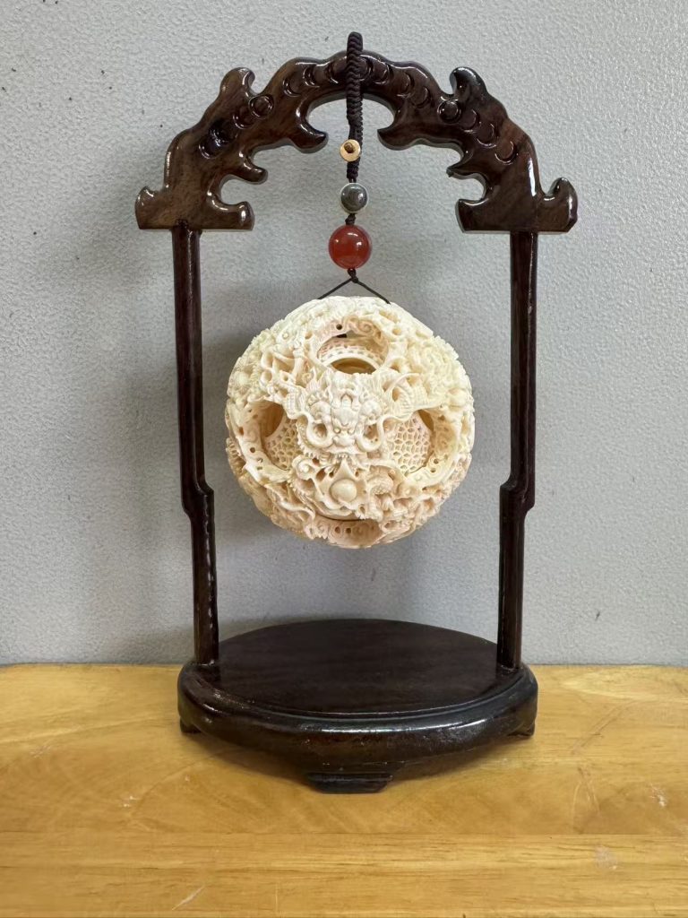 猛犸象牙鬼工球：17层玲珑结构的匠心艺术，掌中见乾坤