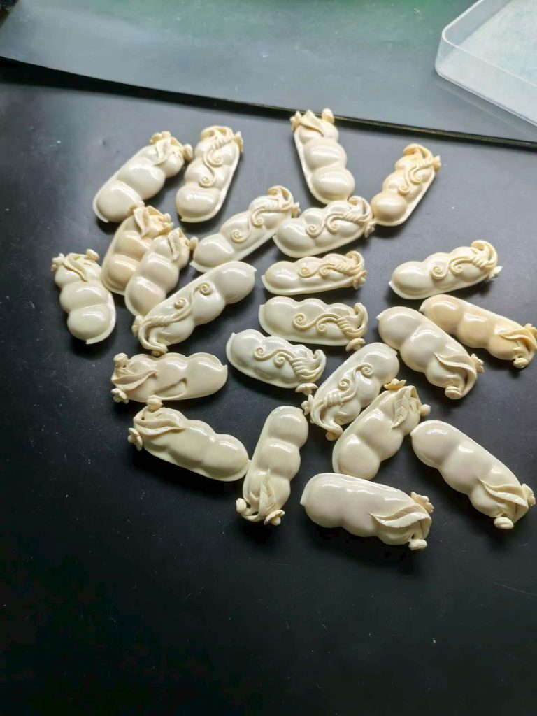 一组精美的猛犸象牙豌豆（福豆）吊坠。采用顶级冰料雕刻，造型饱满，线条优美，展现了猛犸象牙特有的细腻质感和高超的雕刻工艺。