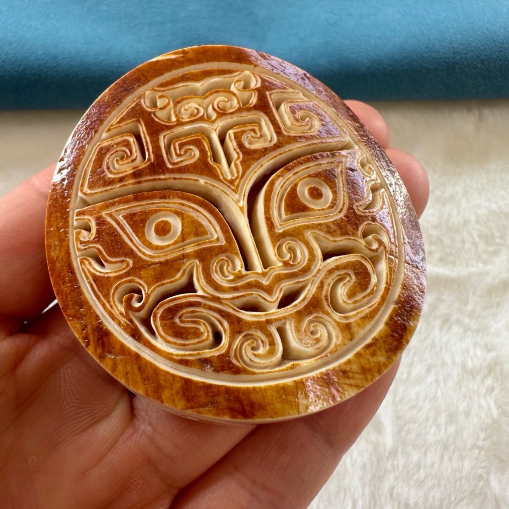 猛犸象牙饕餮纹香囊挂件：传统纹饰与招财瑞兽的完美融合