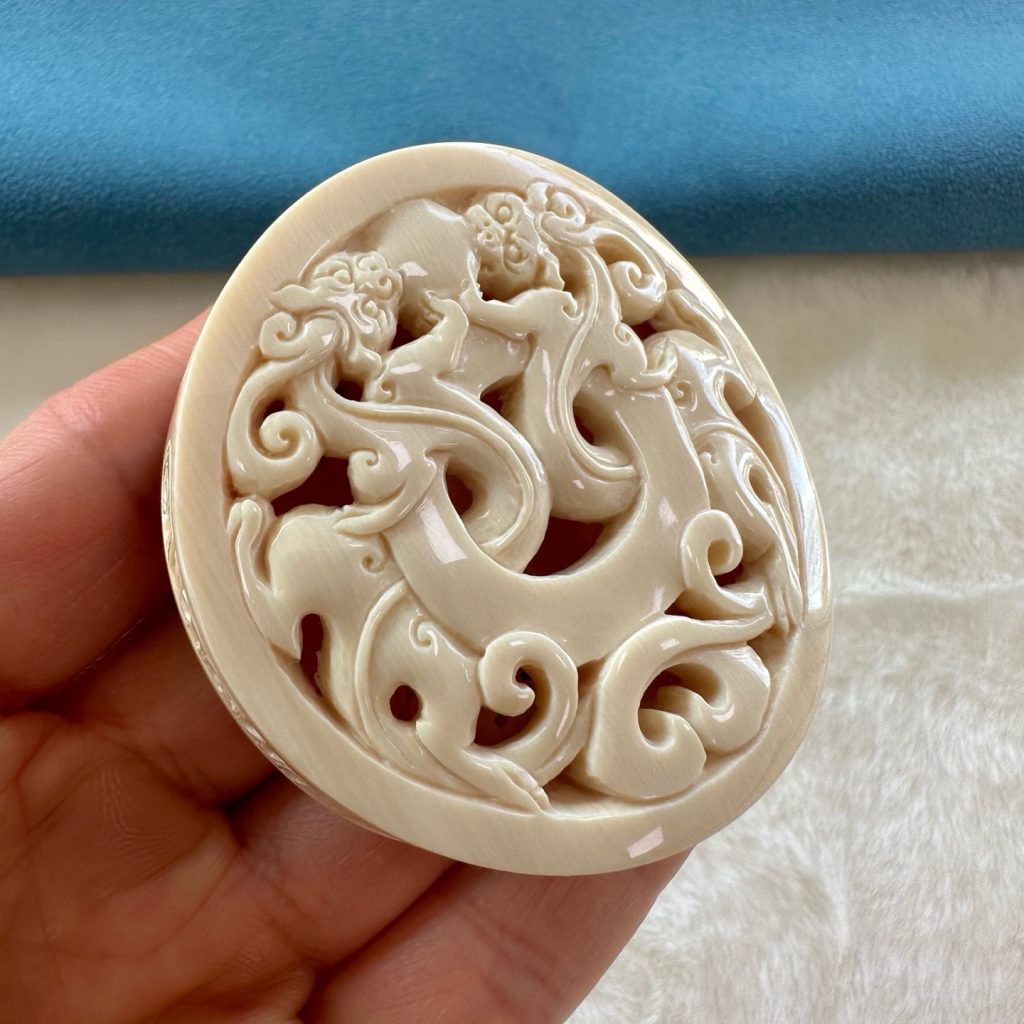 猛犸象牙饕餮纹香囊挂件：传统纹饰与招财瑞兽的完美融合