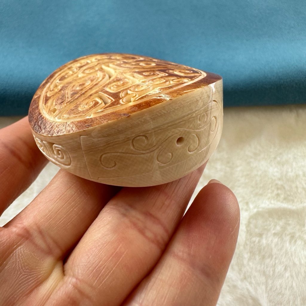 猛犸象牙饕餮纹香囊挂件：传统纹饰与招财瑞兽的完美融合