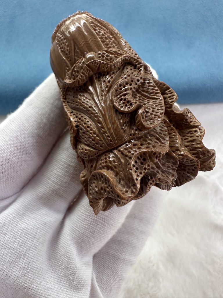 猛犸象牙白菜雕刻摆件：百财寓意的文玩收藏之选