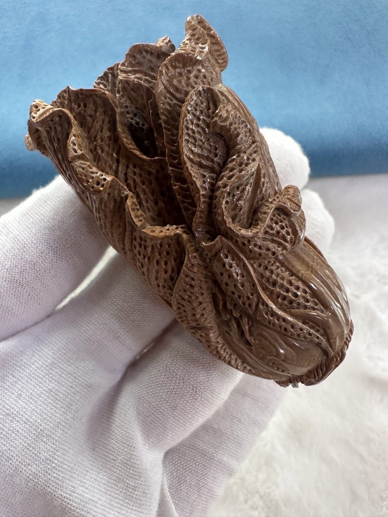 猛犸象牙白菜雕刻摆件：百财寓意的文玩收藏之选