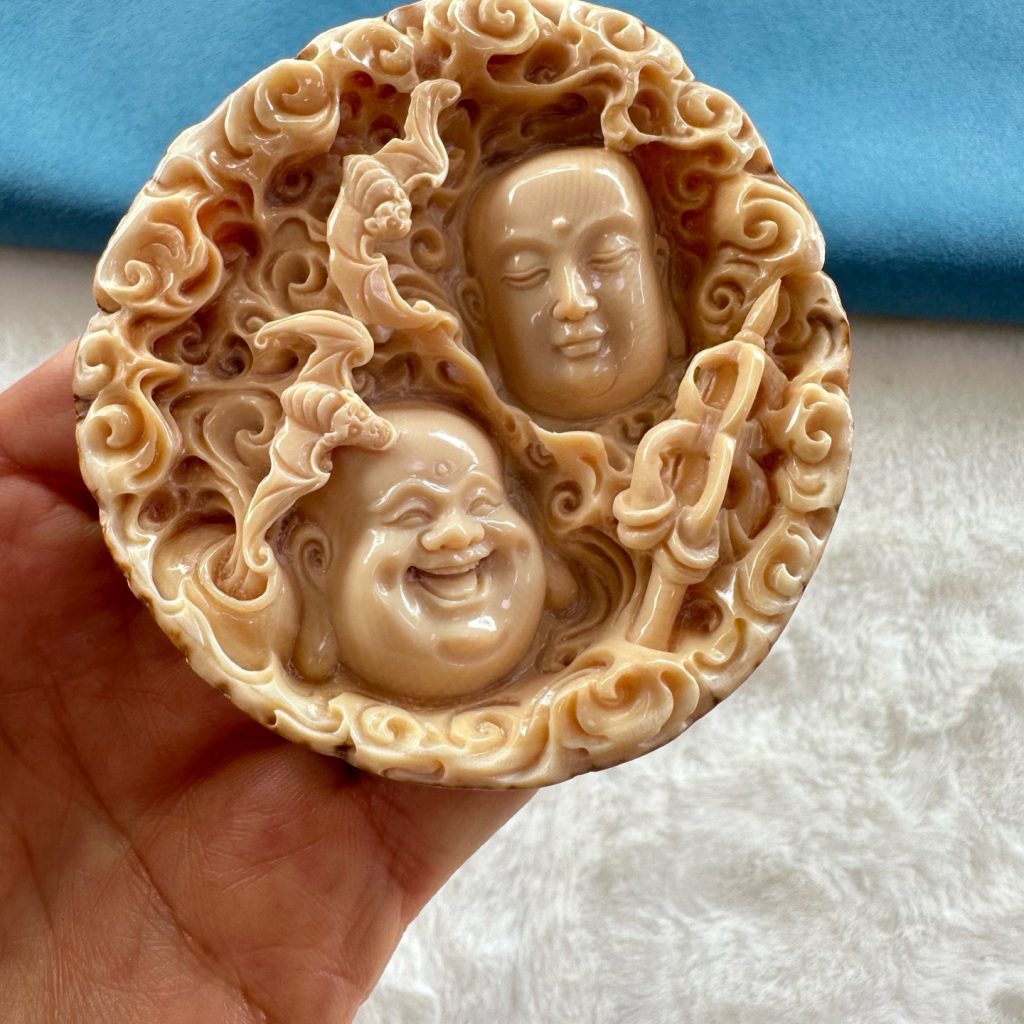 猛犸象牙三世佛手玩件 精湛满雕工艺 奶黄果冻料文玩把件